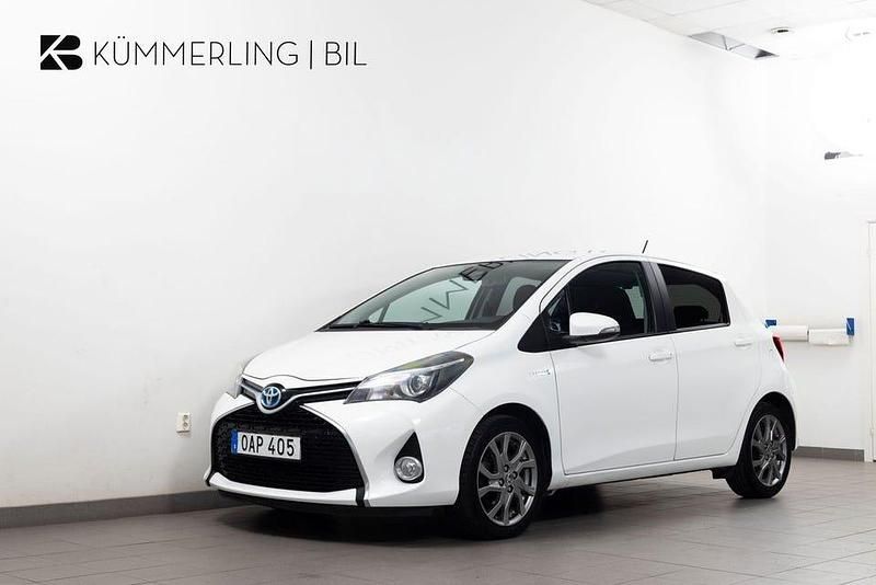 Vit Begagnad 2016 Toyota Yaris Hybrid Active Halvkombi | 104 900 kr (Marknadspris) - Bild 1/4