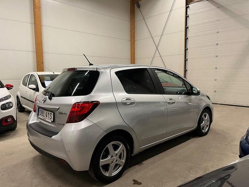 Begagnad Toyota Yaris Hybrid Active 101 HK (74 kW) 2015 Silver Halvkombi