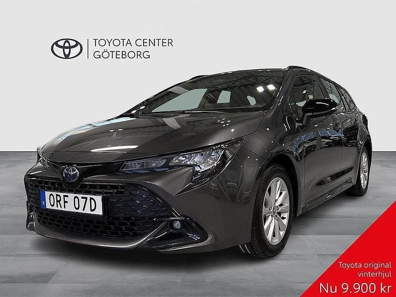 Mörkgrå Begagnad 2025 Toyota Corolla Active Kombi | 284 900 kr (Marknadspris) - Bild 1/3