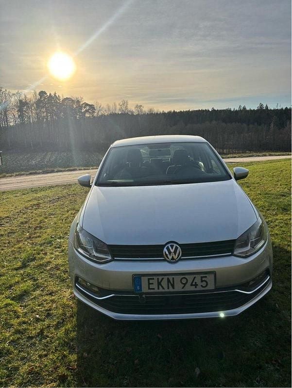 Silver Begagnad 2015 VW Polo Halvkombi | 65 000 kr (Marknadspris) - Bild 1/4