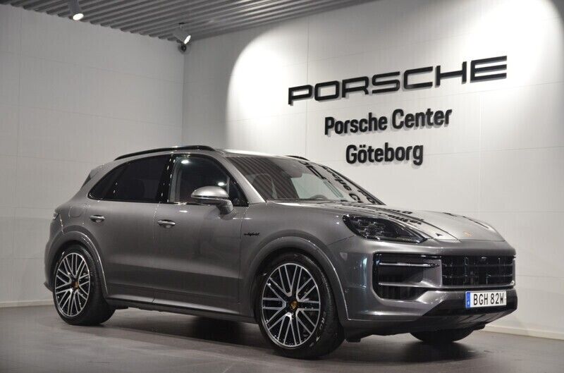 Mörkgrå (grey) Begagnad 2024 Porsche Cayenne S E-Hybrid SUV | 1 399 000 kr - Bild 1/4