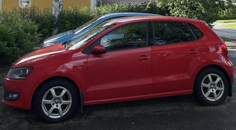 Röd Begagnad 2011 VW Polo Halvkombi | 26 000 kr - Bild 1/2