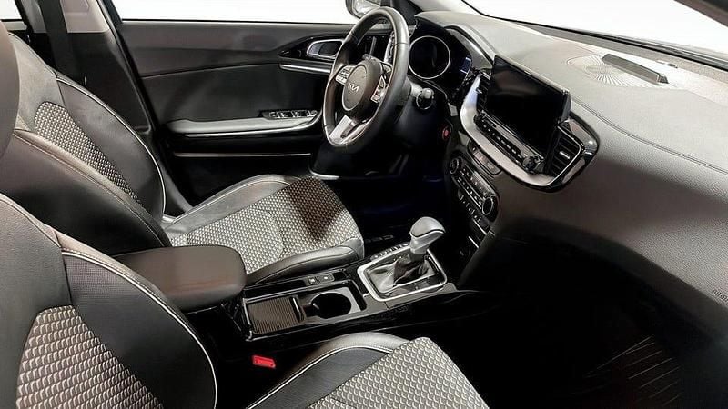 Begagnad Kia Ceed Advance 141 HK (103 kW) 2023 Grå Halvkombi