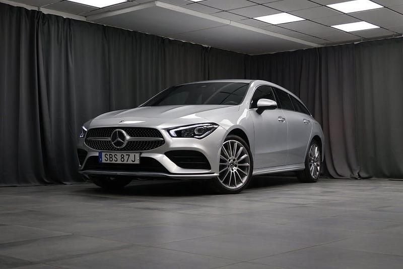 Silver Begagnad 2023 Mercedes CLA250 Shooting Brake Premium Kombi | 324 000 kr (Marknadspris) - Bild 1/4