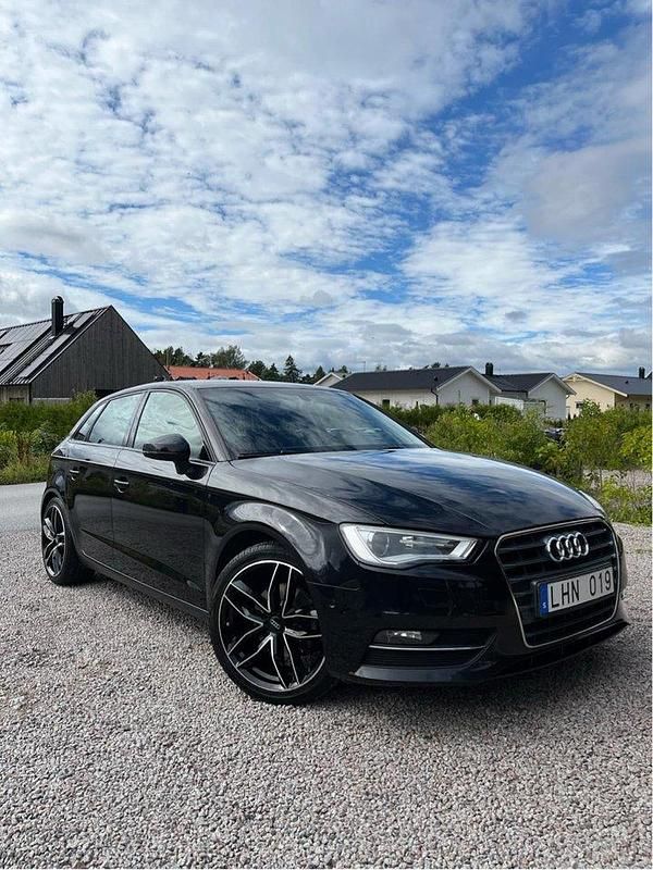 Svart Begagnad 2014 Audi A3 Sportback Ambition Halvkombi | 119 900 kr (Marknadspris) - Bild 1/4