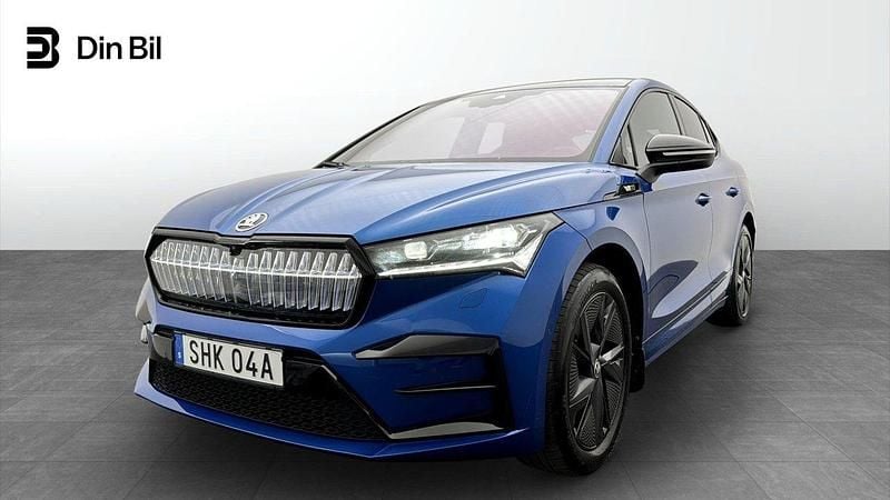 Blå (race blue metallic) Begagnad 2023 Skoda Enyaq iV RS SUV | 490 000 kr - Bild 1/4