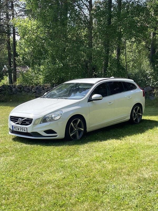 Vit Begagnad 2013 Volvo V60 R-Design Kombi | 60 000 kr (Bra pris) - Bild 1/4