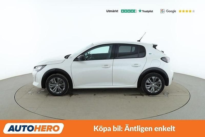 Begagnad Peugeot e-208 Allure 100 kW (137 HK) 2022 Vit Halvkombi