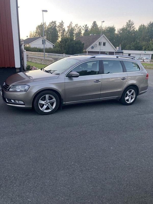 Brun Begagnad 2012 VW Passat Kombi | 89 000 kr (Marknadspris) - Bild 1/4