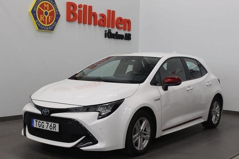 Vit Begagnad 2020 Toyota Corolla Hybrid Active Halvkombi | 244 900 kr (Marknadspris) - Bild 1/4