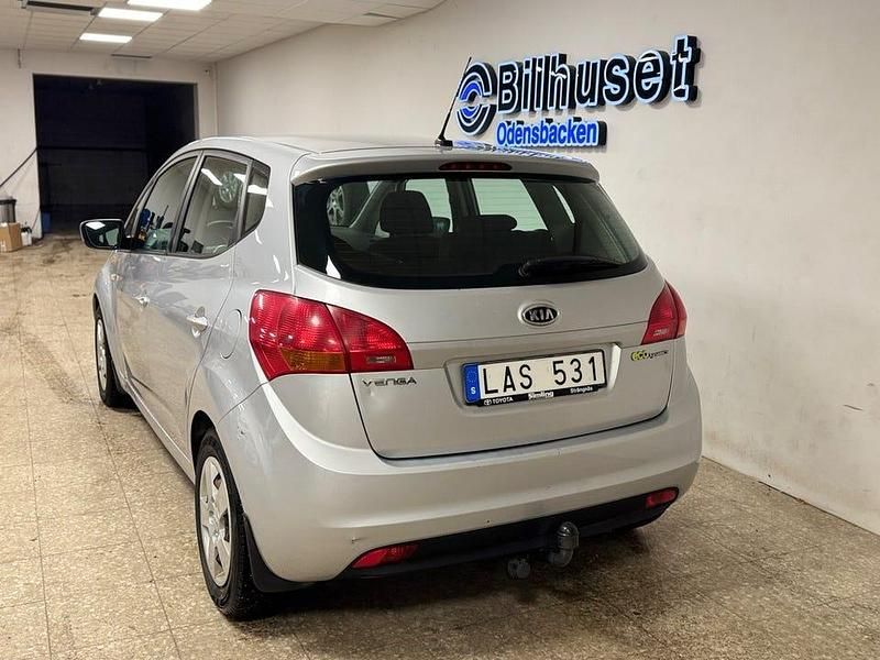 Begagnad Kia Venga 90 HK (66 kW) 2011 Silver Halvkombi