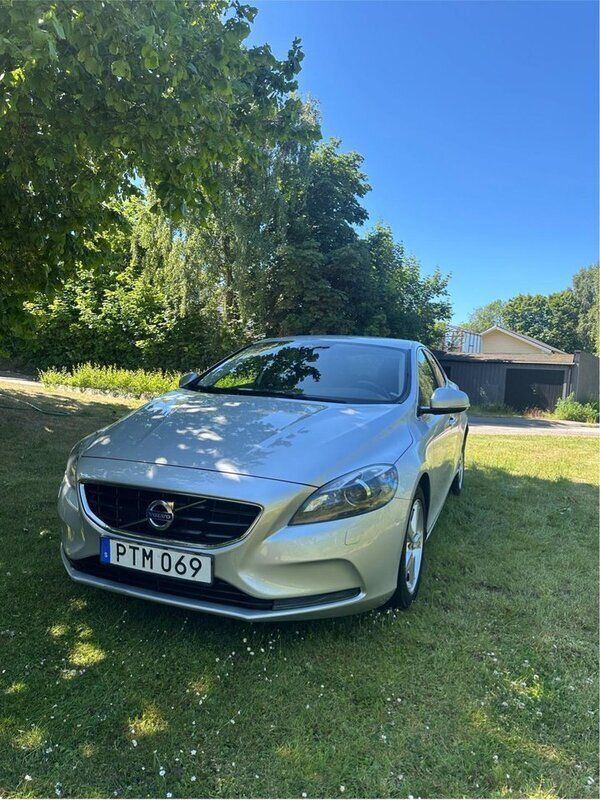 Silver Begagnad 2015 Volvo V40 Momentum Kombi | 90 000 kr (Bra pris) - Bild 1/4