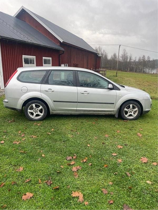 Silver Begagnad 2007 Ford Focus Kombi | 12 000 kr (Superpris) - Bild 1/4