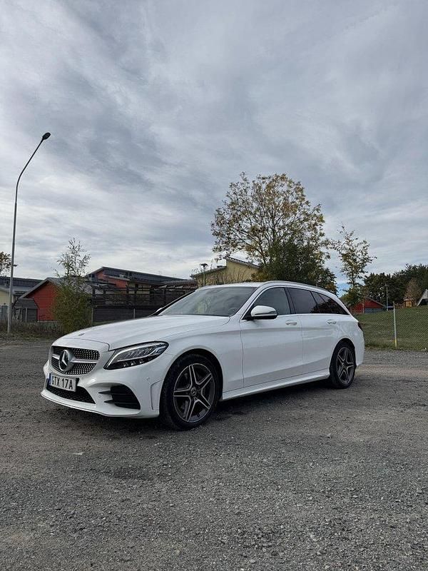 Vit Begagnad 2019 Mercedes C200 AMG line Kombi | 285 000 kr (Marknadspris) - Bild 1/4