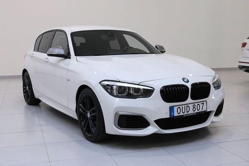 Vit Begagnad 2018 BMW M140 M Sport Halvkombi | 369 900 kr (Marknadspris) - Bild 1/4