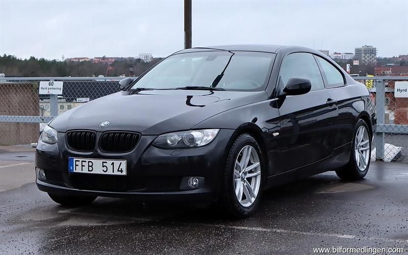 Svart Begagnad 2010 BMW 320 Sportkupé | 132 500 kr (Dyr) - Bild 1/4