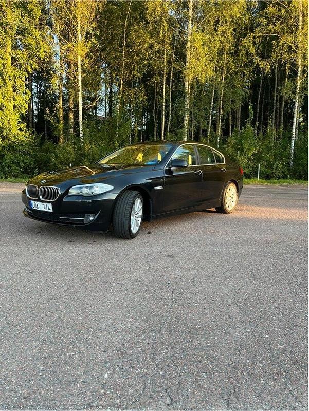 Svart Begagnad 2011 BMW 528 Sedan | 120 000 kr (Superpris) - Bild 1/4
