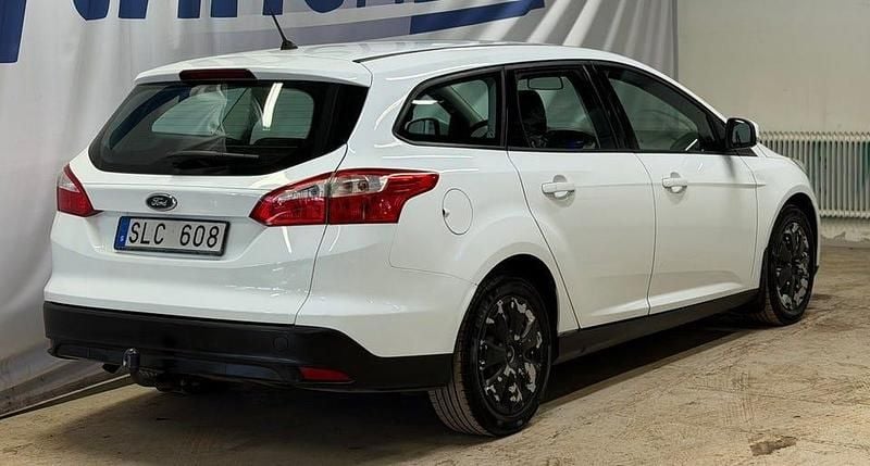 Begagnad Ford Focus Trend 101 HK (74 kW) 2012 Vit Kombi