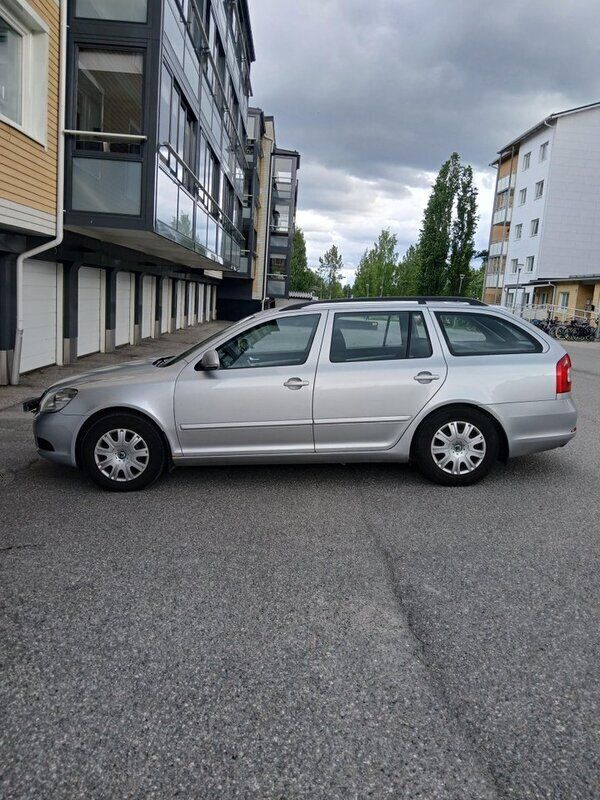 Silver Begagnad 2011 Skoda Octavia Ambiente Kombi | 55 000 kr (Marknadspris) - Bild 1/2