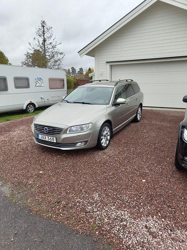 Brun Begagnad 2016 Volvo V70 Momentum Kombi | 119 000 kr (Bra pris) - Bild 1/4