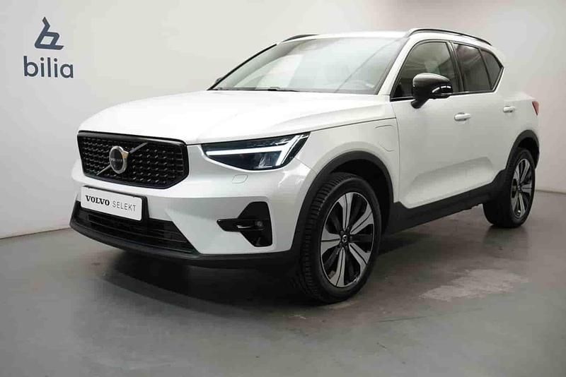 Vit Begagnad 2023 Volvo XC40 SUV | 379 900 kr - Bild 1/1