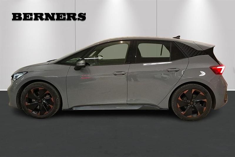 Begagnad Cupra Born e-Boost 172 kW (234 HK) 2023 Grå Halvkombi