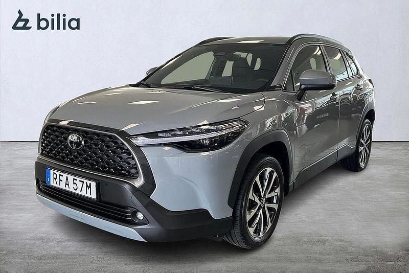 Grå Ny 2025 Toyota Corolla Cross Plus SUV | 382 900 kr (Marknadspris) - Bild 1/3