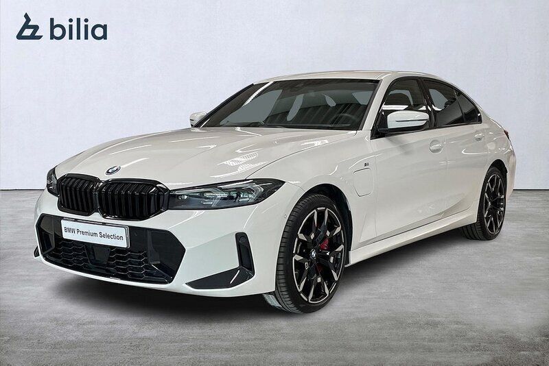 Vit Begagnad 2024 BMW 330e M Sport Sedan | 589 900 kr (Dyr) - Bild 1/4