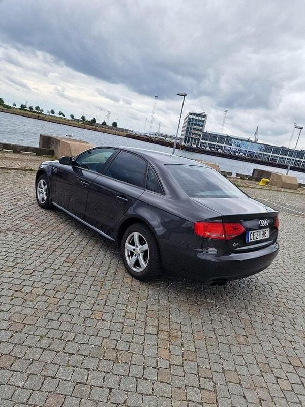 Grå Begagnad 2010 Audi A4 Sedan | 68 000 kr (Marknadspris) - Bild 1/4