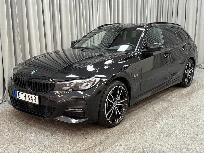 Svart Begagnad 2022 BMW 330e M Sport Kombi | 239 900 kr (Superpris) - Bild 1/4