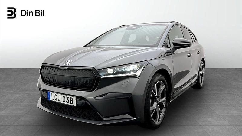 Grå (graphite grey metallic) Begagnad 2023 Skoda Enyaq iV SportLine SUV | 454 900 kr (Marknadspris) - Bild 1/4