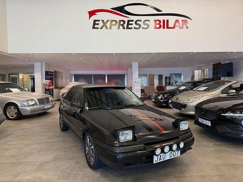 Svart Begagnad 1990 Mazda 323F Halvkombi | 29 900 kr - Bild 1/4