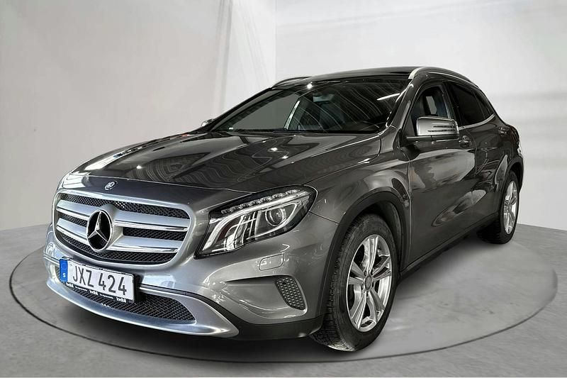 Mörkgrå Begagnad 2014 Mercedes GLA220 Urban SUV | 168 800 kr (Marknadspris) - Bild 1/4