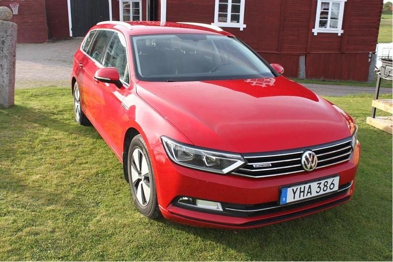 Röd Begagnad 2017 VW Passat Kombi | 168 000 kr (Bra pris) - Bild 1/4