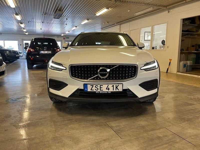 Begagnad Volvo V60 CC Momentum 190 HK (139 kW) 2019 Vit Kombi