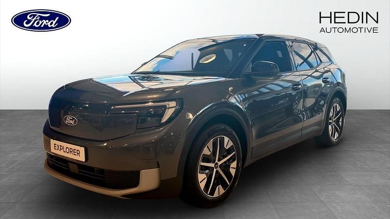Grå (grey) Ny 2025 Ford Explorer SUV | 514 900 kr (Marknadspris) - Bild 1/4
