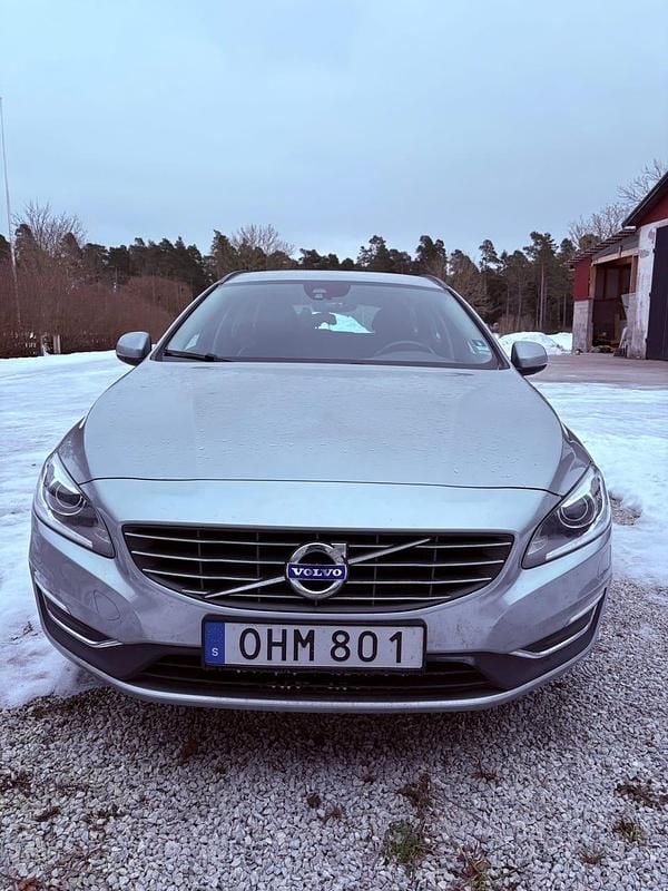 Begagnad 2017 Volvo V60 Kombi | 185 000 kr (Dyr) - Bild 1/4