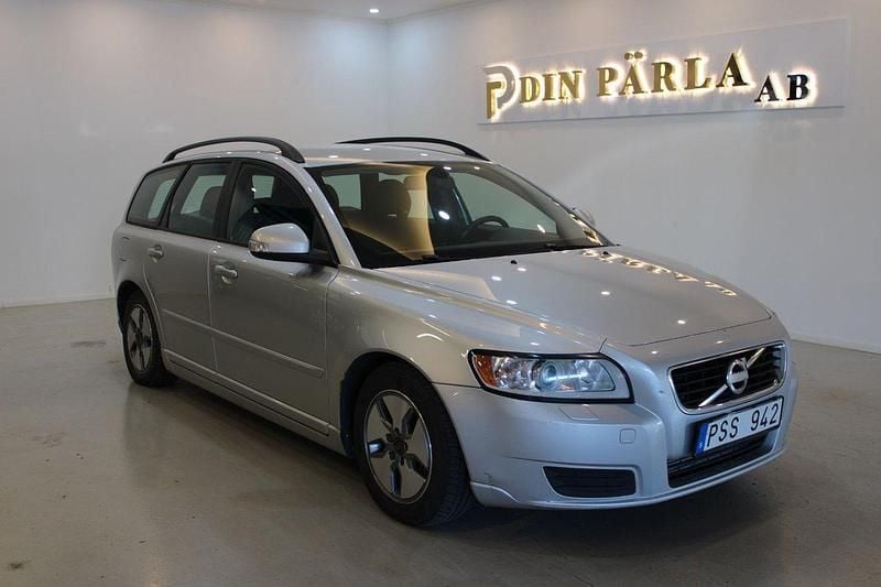Ljusgrå (grå) Begagnad 2011 Volvo V50 Kinetic Kombi | 34 900 kr (Bra pris) - Bild 1/4