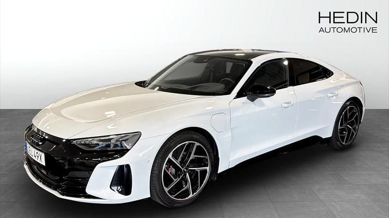 Grå (white) Begagnad 2022 Audi e-tron GT quattro Design Sedan | 609 900 kr (Marknadspris) - Bild 1/4