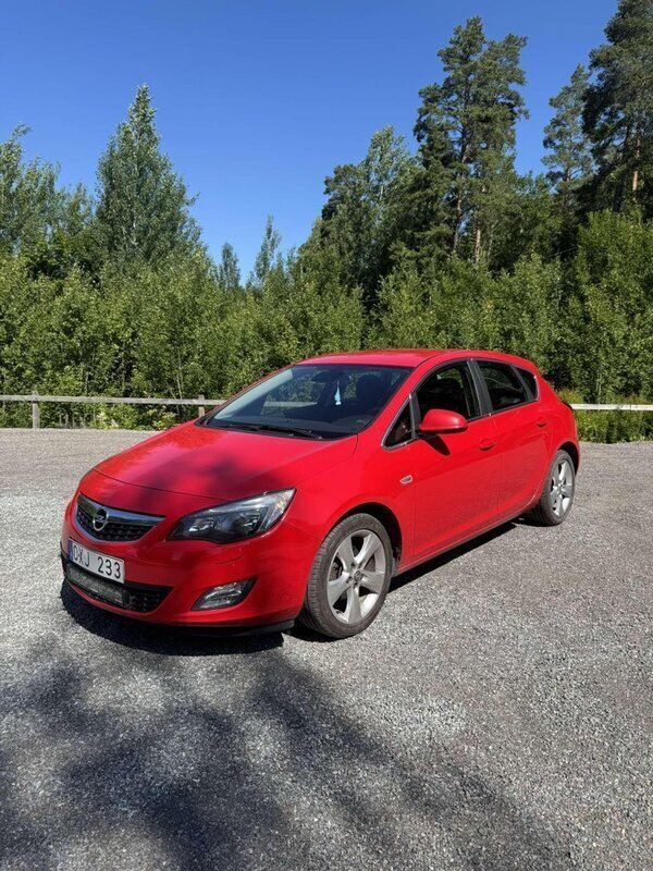 Röd Begagnad 2011 Opel Astra Halvkombi | 32 000 kr (Marknadspris) - Bild 1/4