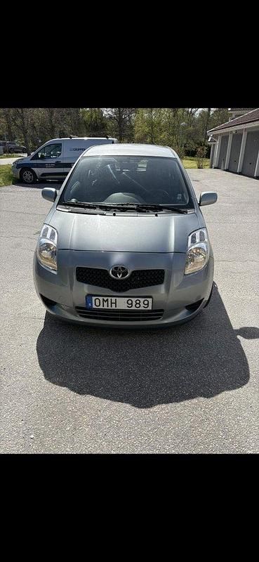Grå Begagnad 2006 Toyota Yaris Halvkombi | 27 000 kr (Marknadspris) - Bild 1/4
