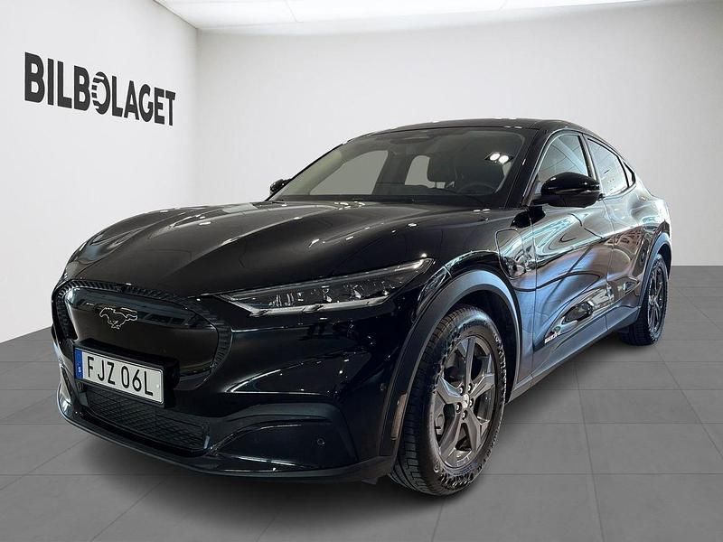 Svart Begagnad 2022 Ford Mustang Mach-E Standard Range SUV | 339 500 kr (Marknadspris) - Bild 1/4