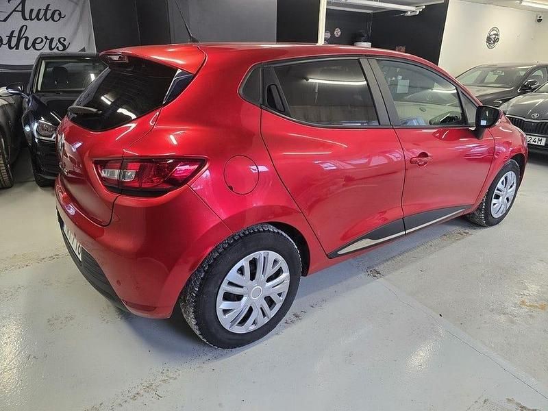 Begagnad Renault Clio IV Zen 90 HK (66 kW) 2018 Röd Halvkombi