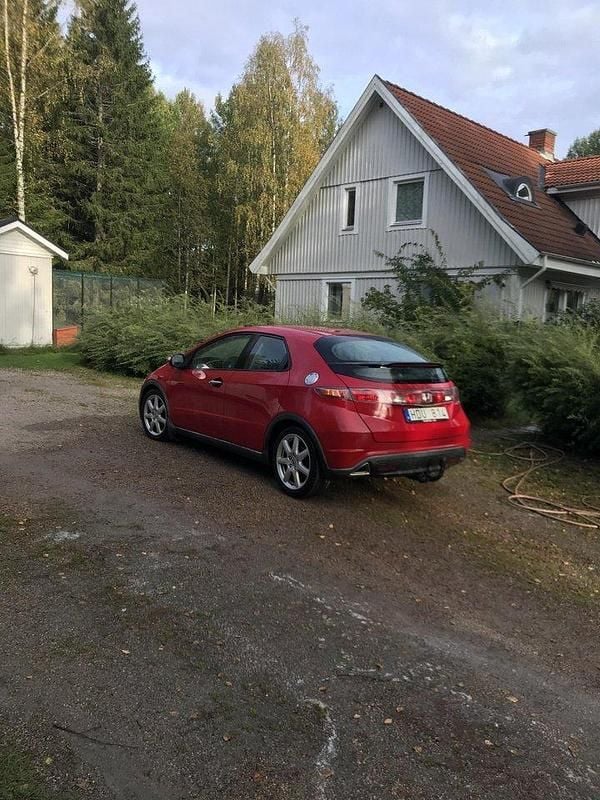 Röd Begagnad 2008 Honda Civic Sport Halvkombi | 23 000 kr (Marknadspris) - Bild 1/4