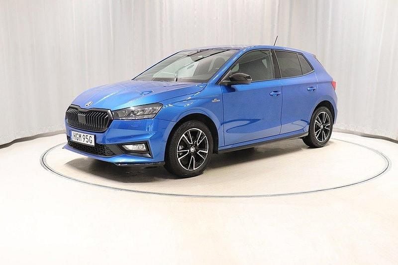 Blå (race blue metallic) Begagnad 2024 Skoda Fabia Monte Carlo Halvkombi | 218 900 kr (Marknadspris) - Bild 1/4