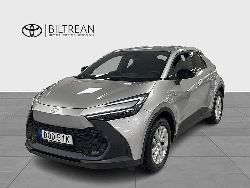 Silver Begagnad 2024 Toyota C-HR Style SUV | 399 900 kr (Bra pris) - Bild 1/4