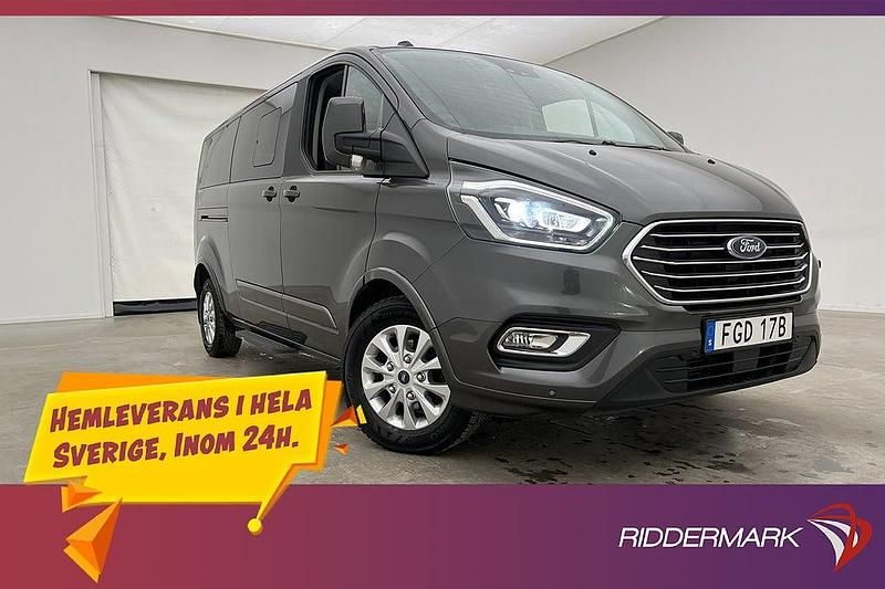 Grå Begagnad 2022 Ford Tourneo Titanium Minibuss | 419 800 kr - Bild 1/3