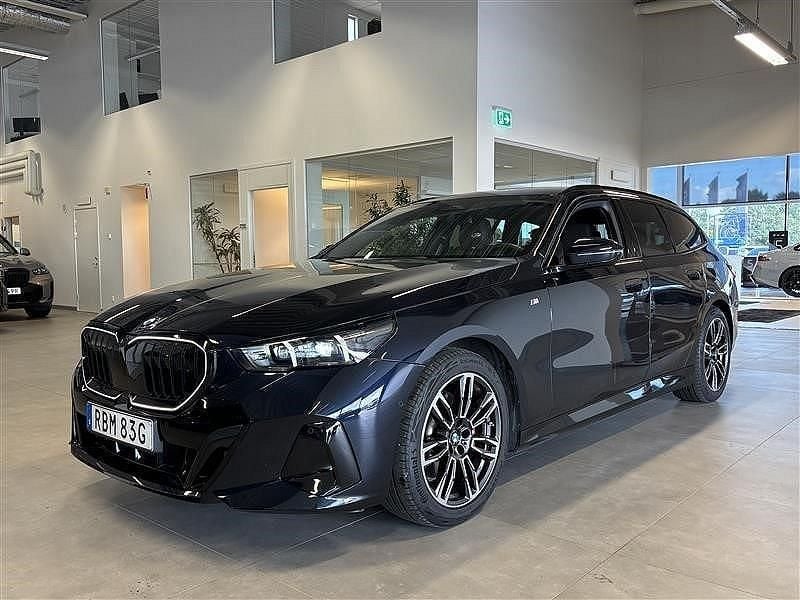 Svart Begagnad 2024 BMW 520 M Sport Kombi | 649 900 kr - Bild 1/4