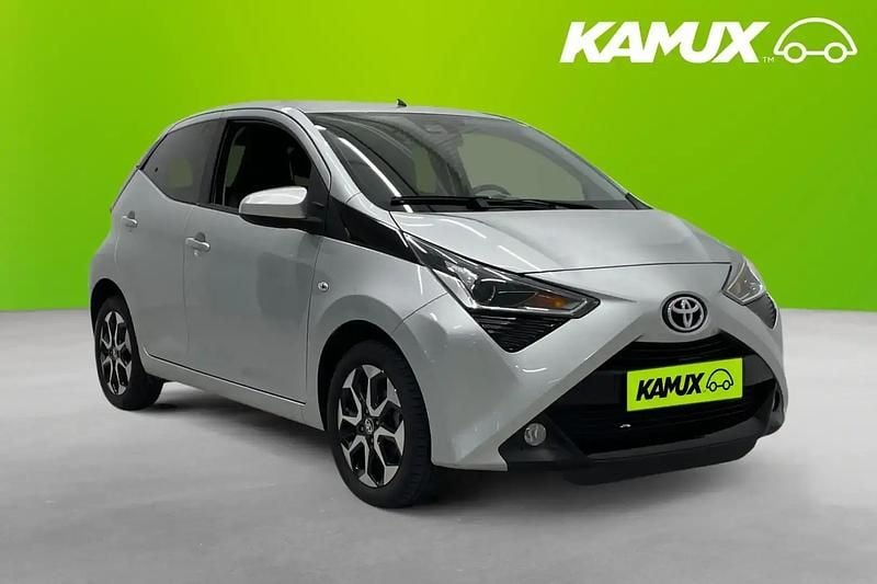 Silver/grå Begagnad 2018 Toyota Aygo Halvkombi | 114 900 kr (Marknadspris) - Bild 1/4