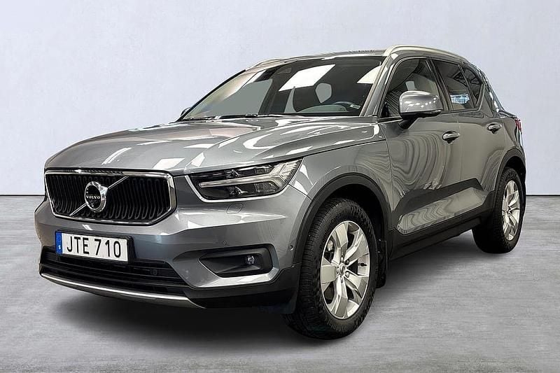 Grå Begagnad 2018 Volvo XC40 Momentum SUV | 324 900 kr (Marknadspris) - Bild 1/4
